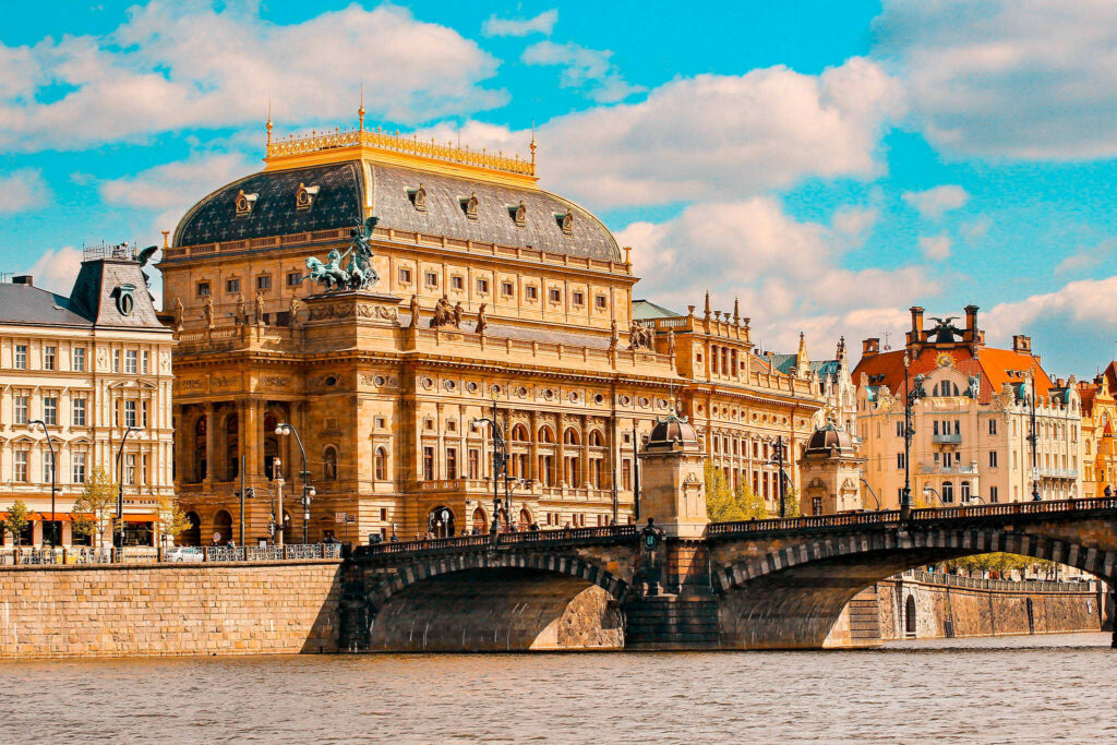 מסלול מומלץ בפראג היום הראשון - התיאטרון הלאומי